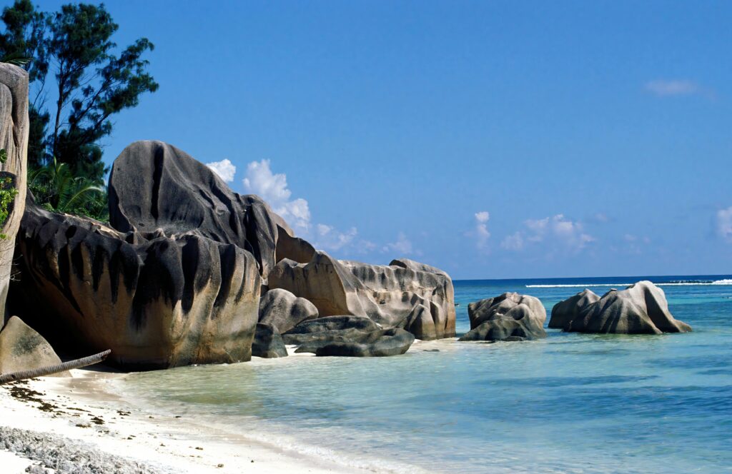 6 Destinos com as Praias Mais Bonitas do Mundo que Precisa de Visitar anse source d
