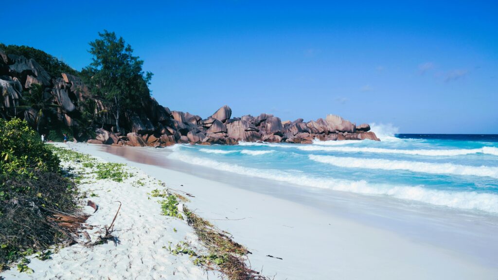 6 Destinos com as Praias Mais Bonitas do Mundo que Precisa de Visitar anse source d