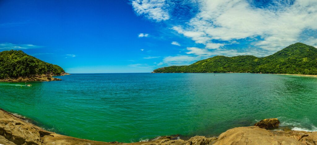 6 Destinos com as Praias Mais Bonitas do Mundo que Precisa de Visitar baía do sancho (brasil) 02
