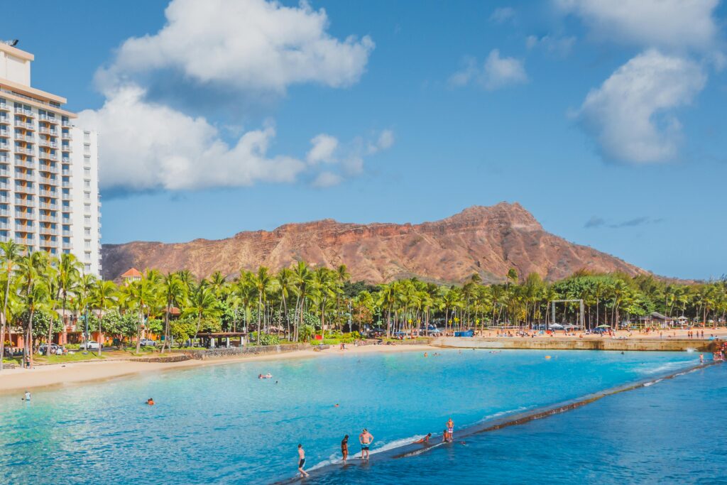 6 Destinos com as Praias Mais Bonitas do Mundo que Precisa de Visitar duke kahanamoku (havai 02