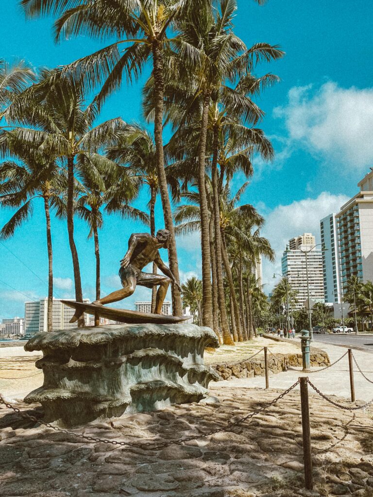 6 Destinos com as Praias Mais Bonitas do Mundo que Precisa de Visitar duke kahanamoku (havai 03