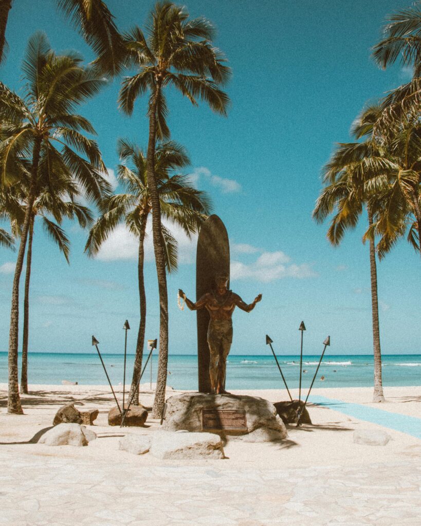 6 Destinos com as Praias Mais Bonitas do Mundo que Precisa de Visitar duke kahanamoku (havai