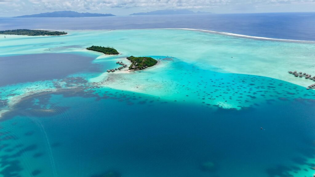 6 Destinos com as Praias Mais Bonitas do Mundo que Precisa de Visitar matira beach (bora bora)