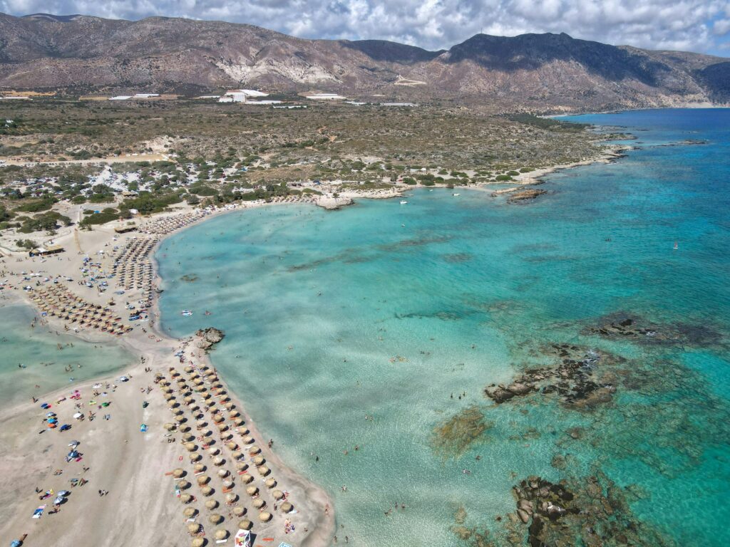 6 Destinos com as Praias Mais Bonitas do Mundo que Precisa de Visitar praia de elafonisi (grécia) 03
