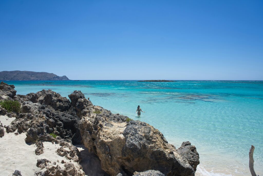 6 Destinos com as Praias Mais Bonitas do Mundo que Precisa de Visitar praia de elafonisi (grécia)
