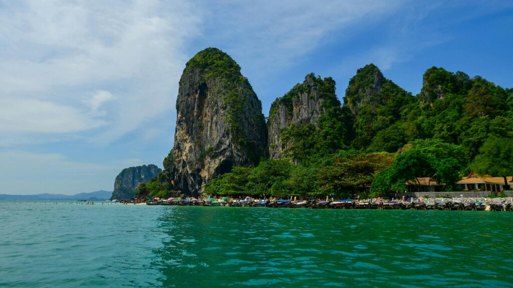 6 Destinos com as Praias Mais Bonitas do Mundo que Precisa de Visitar railay beach (tailândia) 02