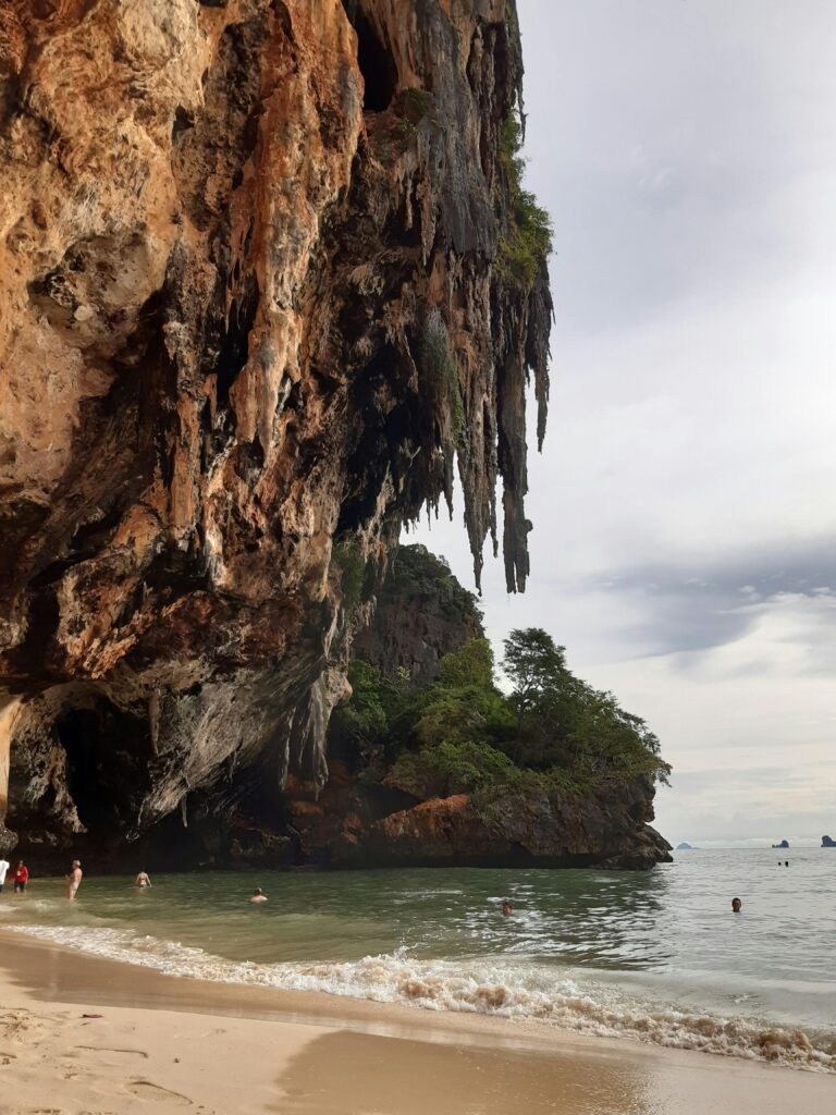 6 Destinos com as Praias Mais Bonitas do Mundo que Precisa de Visitar railay beach (tailândia) 03