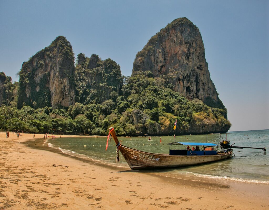 6 Destinos com as Praias Mais Bonitas do Mundo que Precisa de Visitar railay beach (tailândia)